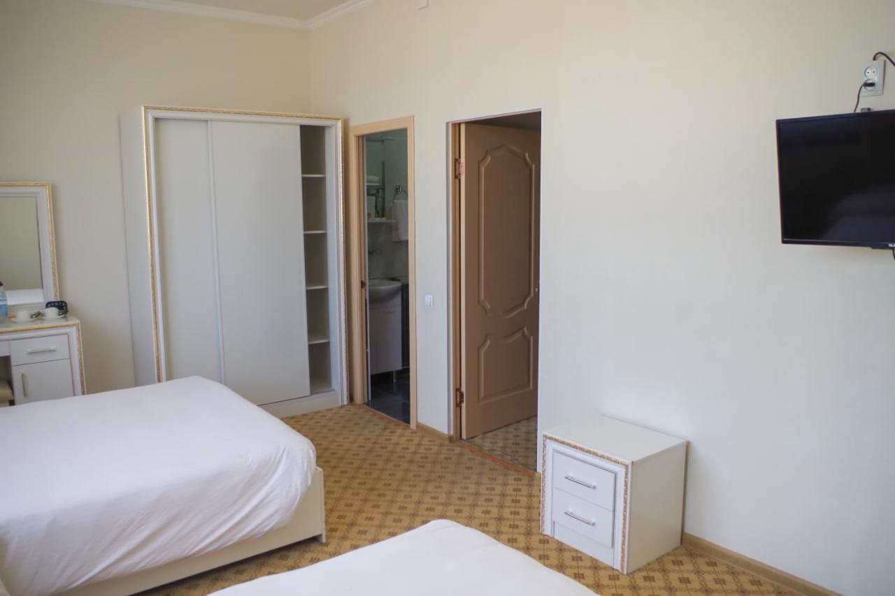 Sultan Jalal-Abad Hotel Bagian luar foto